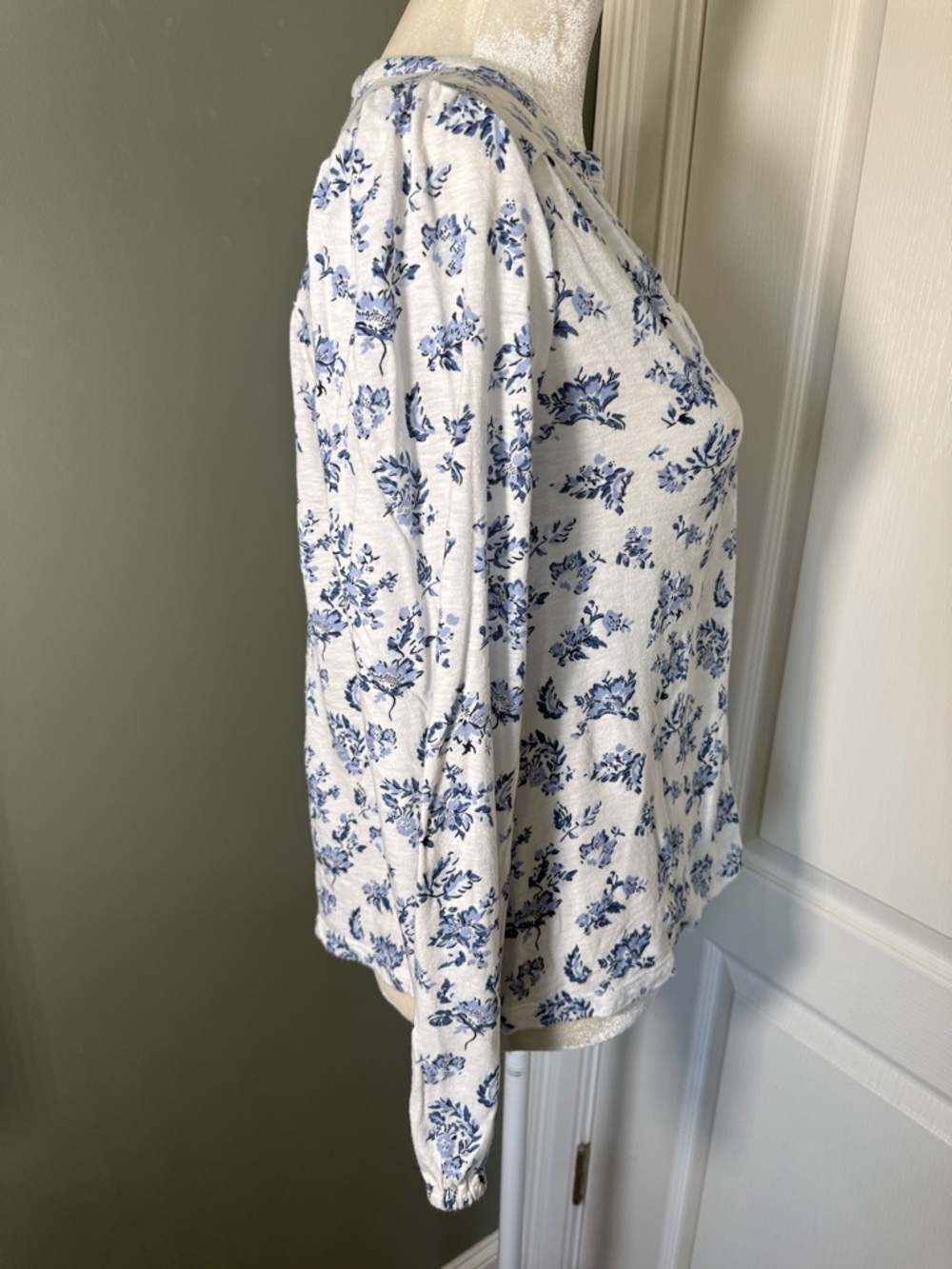 Lucky Brand Blue Floral Henley Top Soft Boho Long Sleeve Size XS - Picture 9 of 10